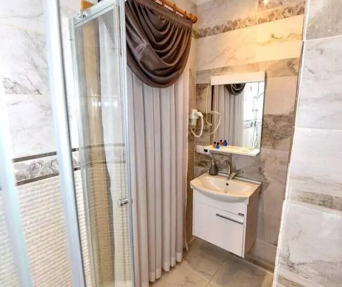 Royal Garden Suite And