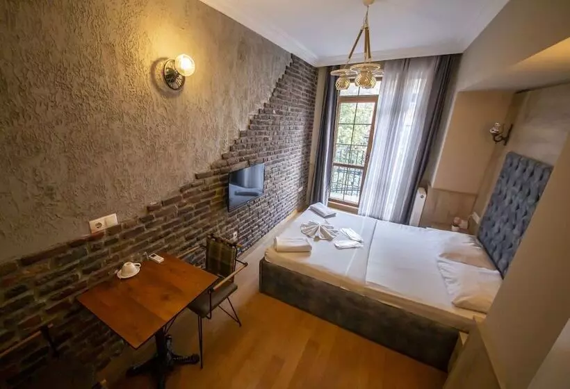 Royal Garden Suite And