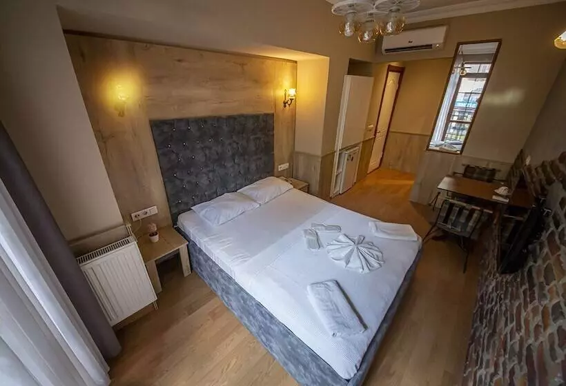 Royal Garden Suite And
