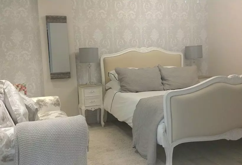 Whispering Cottages Bed And Breakfast
