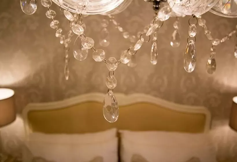 Whispering Cottages Bed And Breakfast