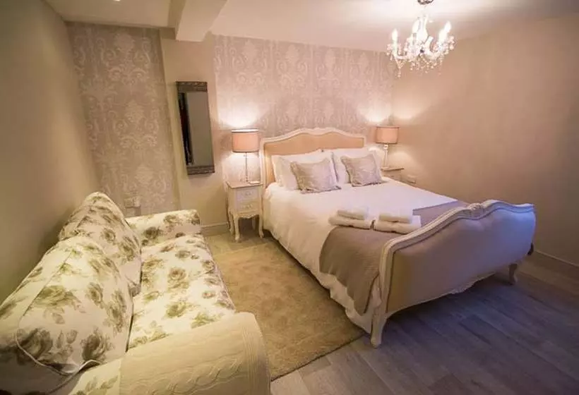 Whispering Cottages Bed And Breakfast