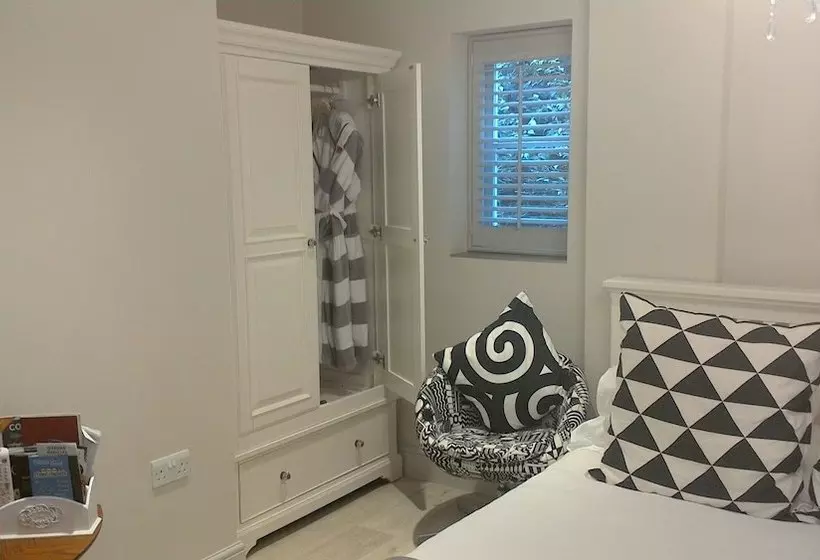 Whispering Cottages Bed And Breakfast