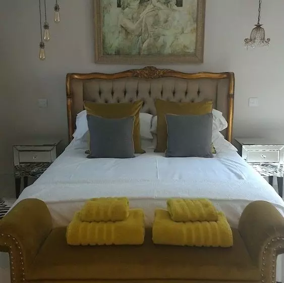 Whispering Cottages Bed And Breakfast