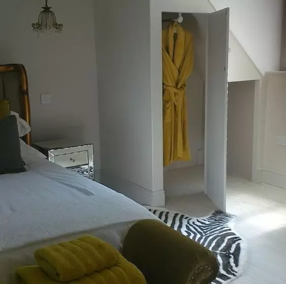 Whispering Cottages Bed And Breakfast