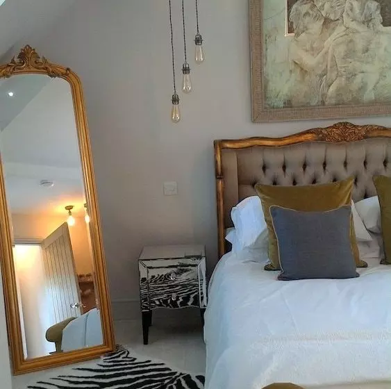 Whispering Cottages Bed And Breakfast