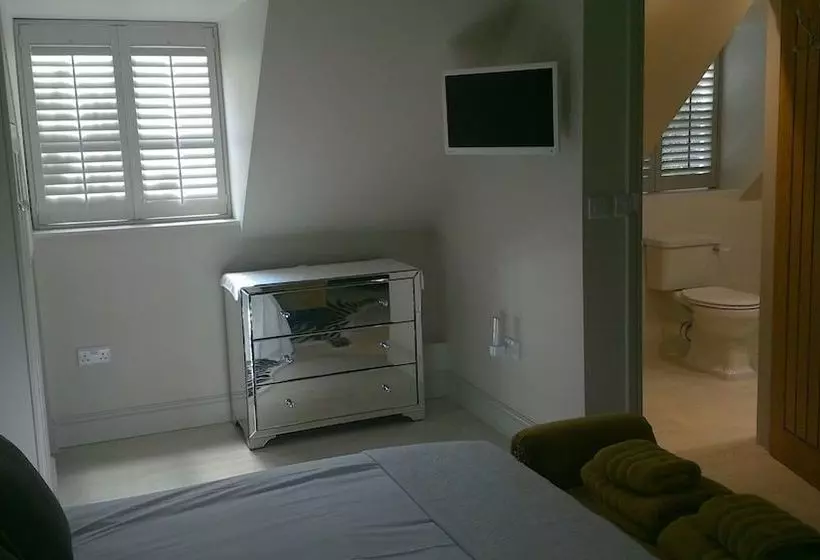 Whispering Cottages Bed And Breakfast