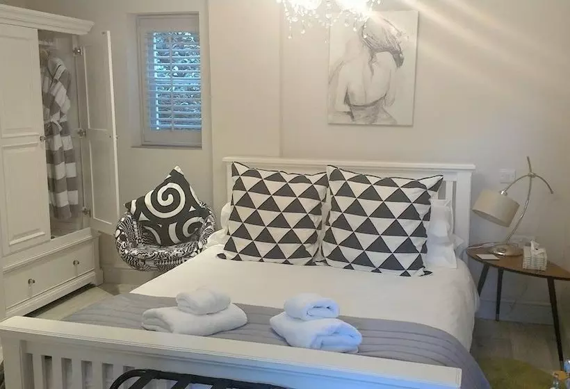 Whispering Cottages Bed And Breakfast