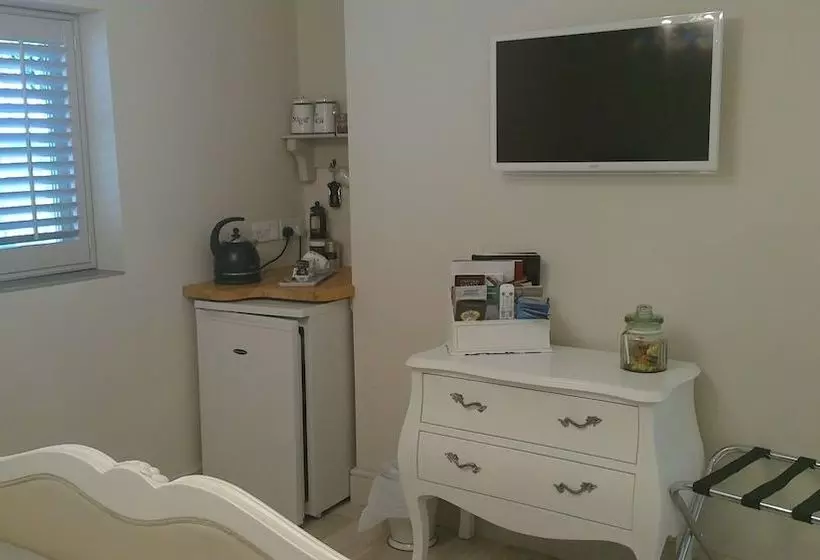 Whispering Cottages Bed And Breakfast