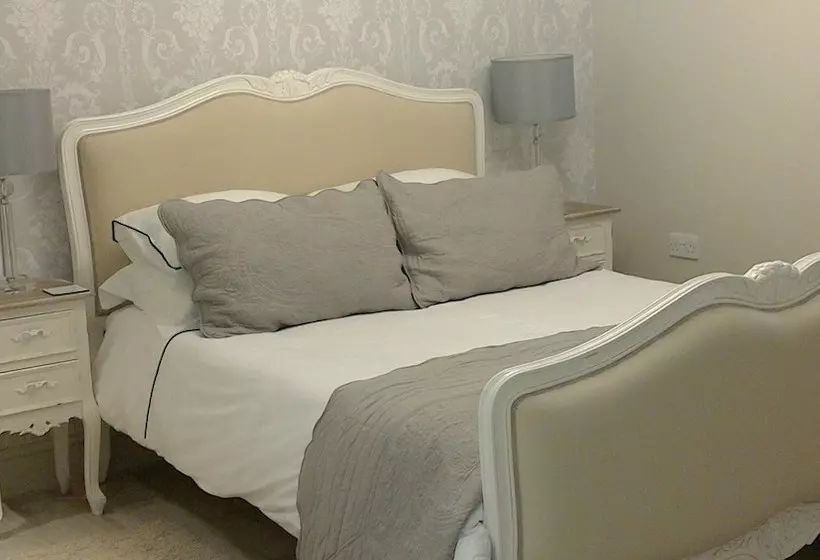 Whispering Cottages Bed And Breakfast