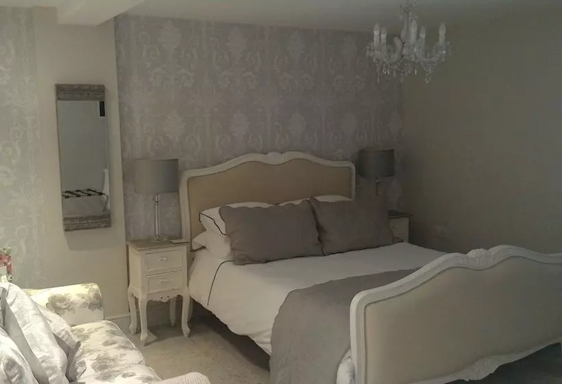 Whispering Cottages Bed And Breakfast