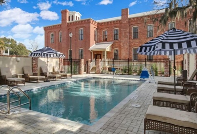 Отель Amelia Schoolhouse Inn