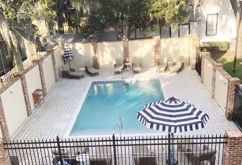 Отель Amelia Schoolhouse Inn