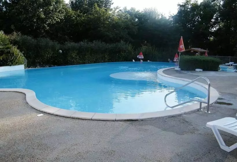 Hotelli Les Lacs De Courtes