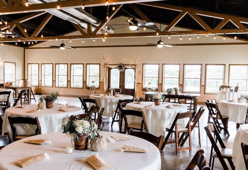 فندق Thunderbird Resort & Event Center