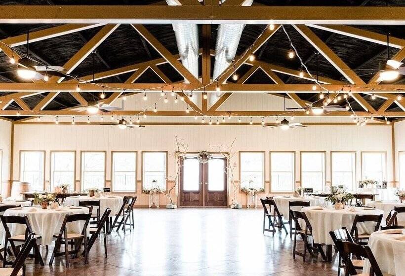 فندق Thunderbird Resort & Event Center