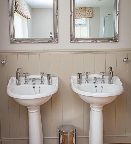 צימר Stoodleigh Court Coach House