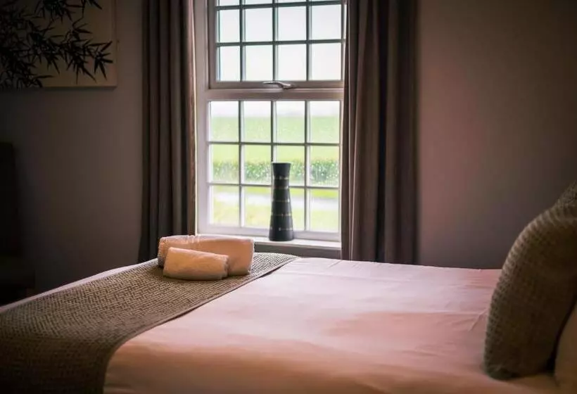 Three Horseshoes Inn