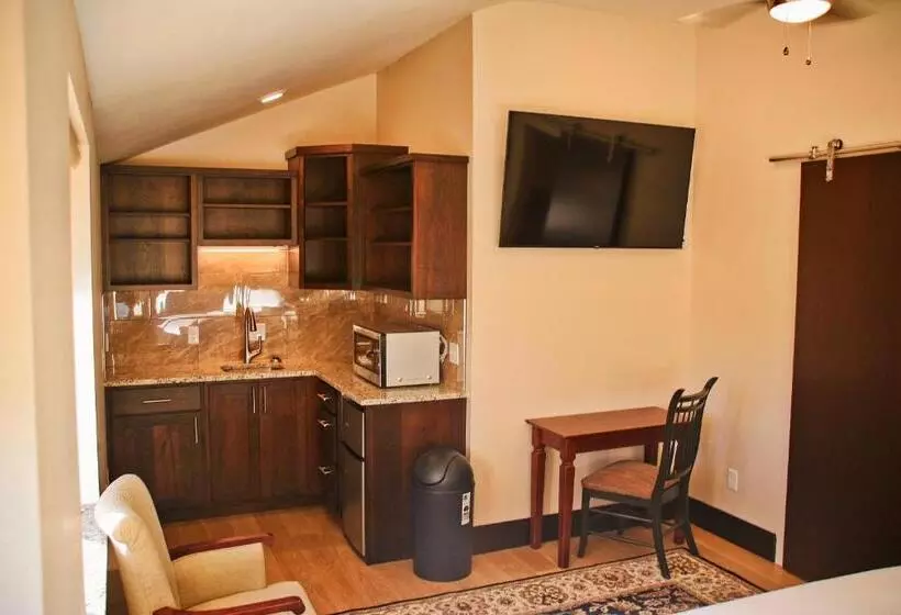 هتل Iron Springs Luxury Lodge & Spa