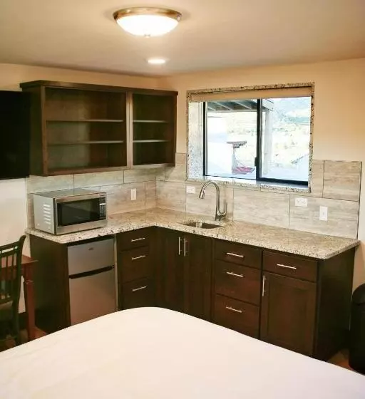 هتل Iron Springs Luxury Lodge & Spa