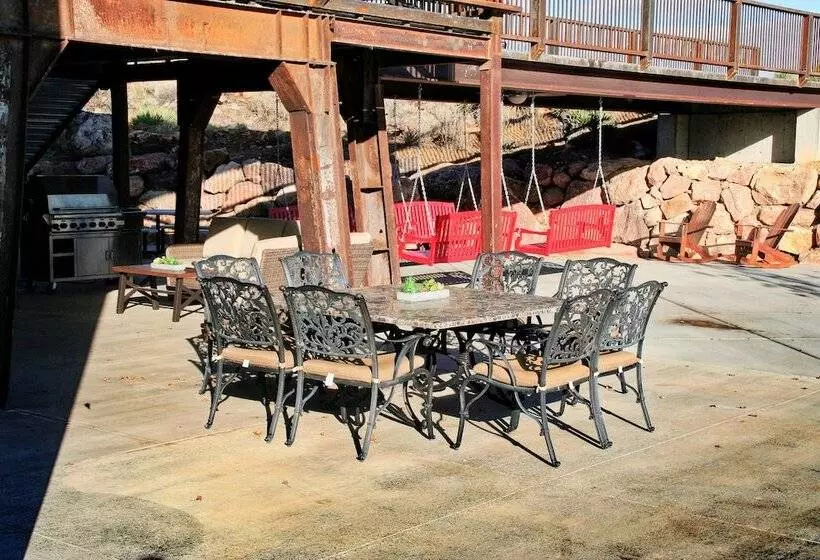 هتل Iron Springs Luxury Lodge & Spa