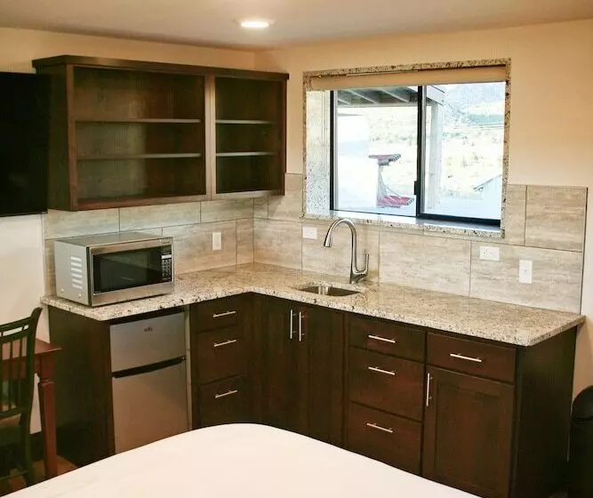 هتل Iron Springs Luxury Lodge & Spa