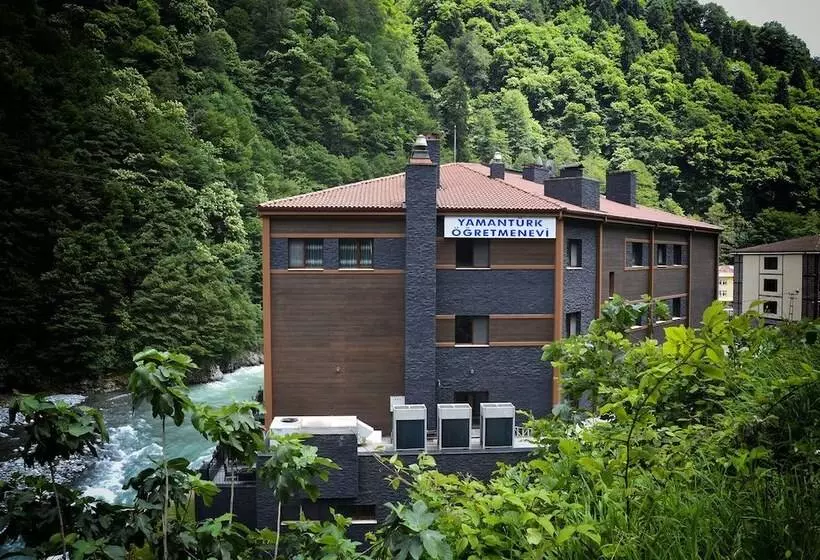 Hotelli Yamanturk Ogretmenevi
