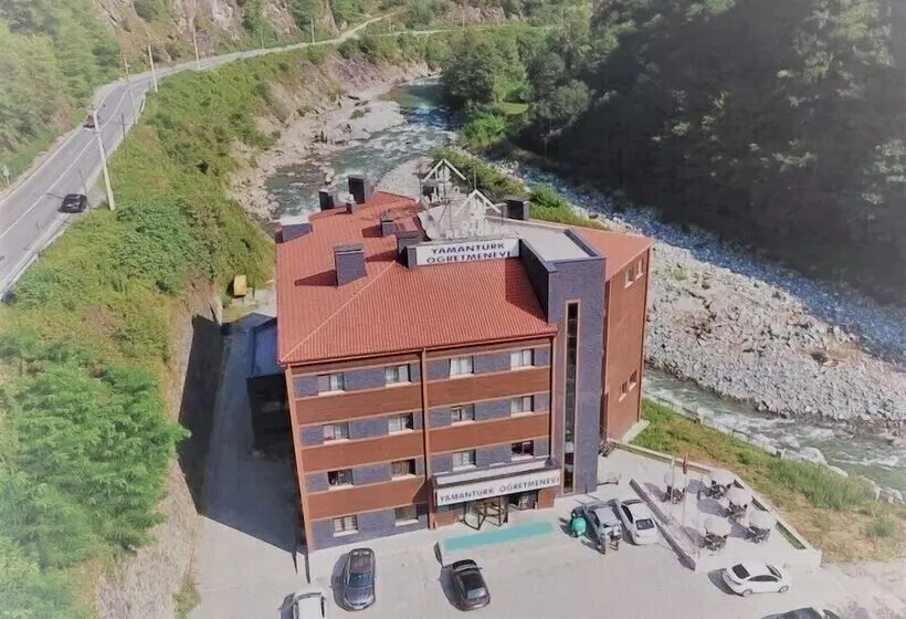 Hotelli Yamanturk Ogretmenevi