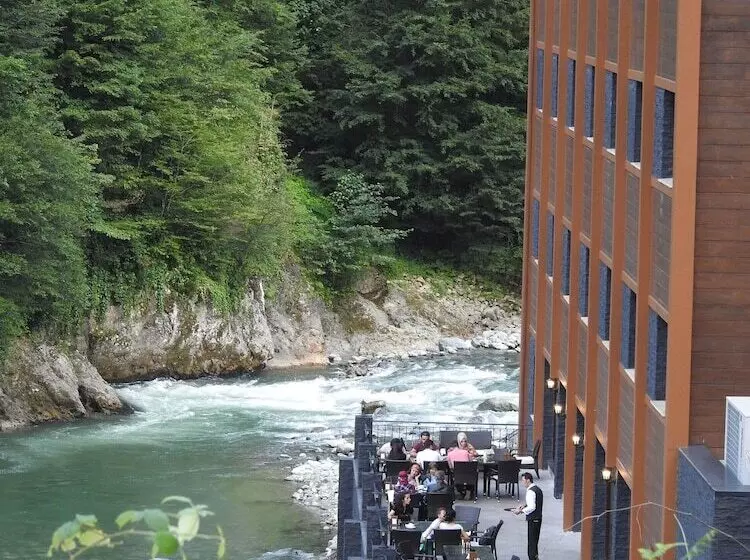 Hotelli Yamanturk Ogretmenevi