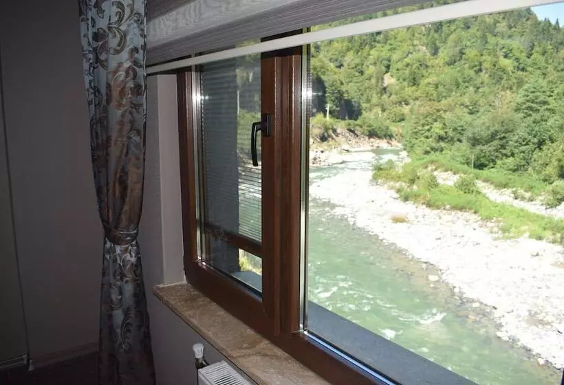 Hotelli Yamanturk Ogretmenevi