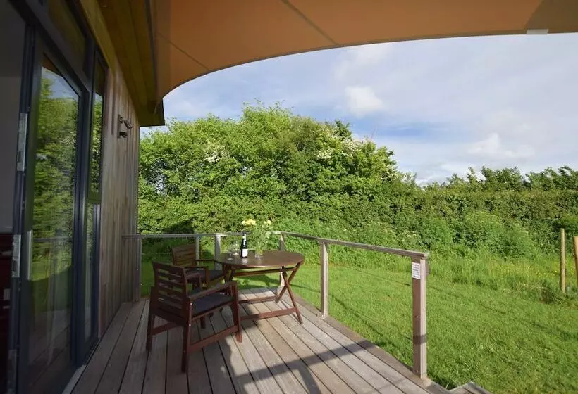 Middle Thorne, Great Field Lodges