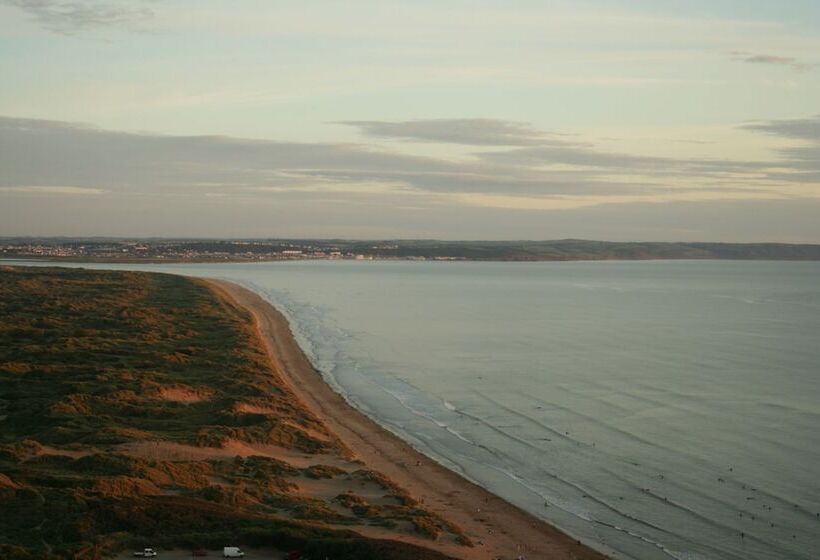 Middle Thorne, Great Field Lodges