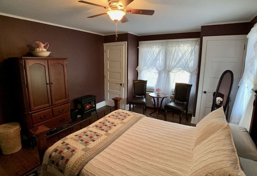 Treehouse Village Inn