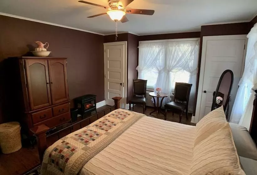 Treehouse Village Inn