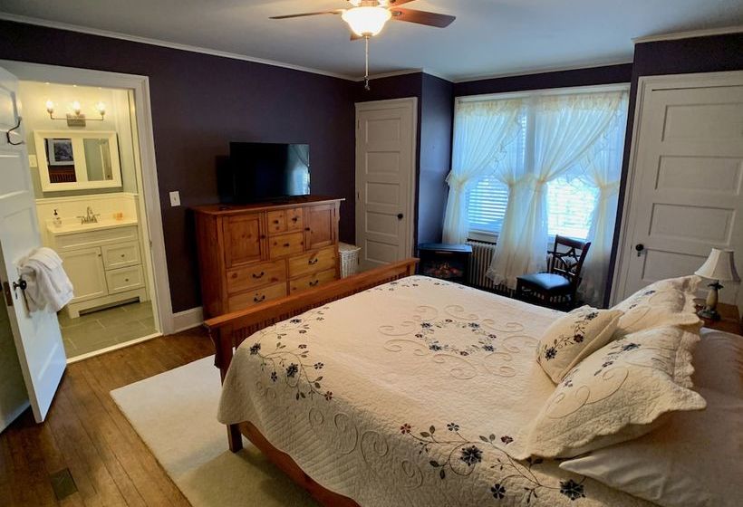 Treehouse Village Inn