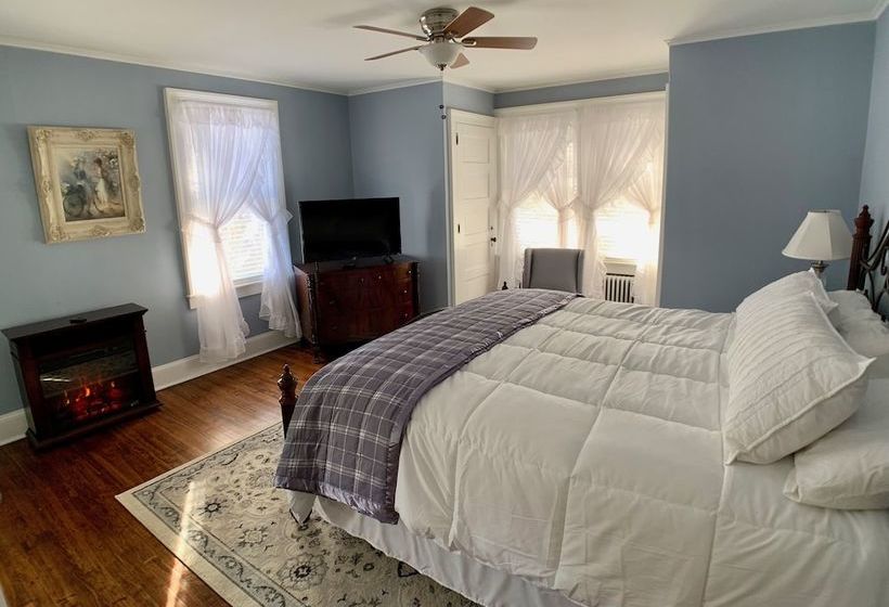 Treehouse Village Inn