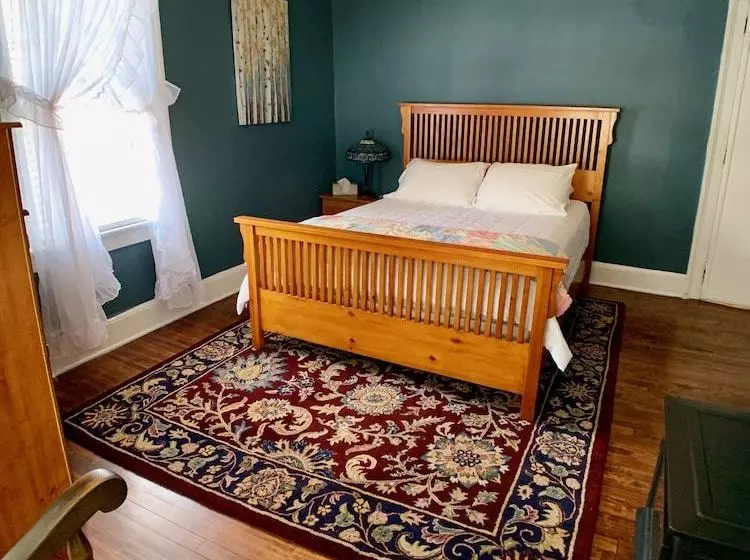 Treehouse Village Inn