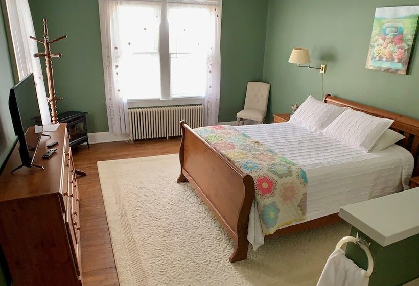 Treehouse Village Inn