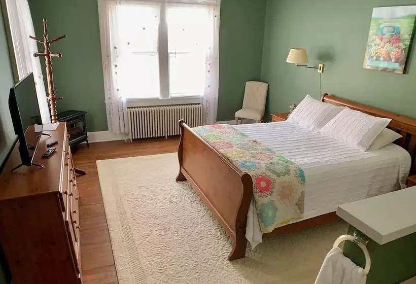 Treehouse Village Inn