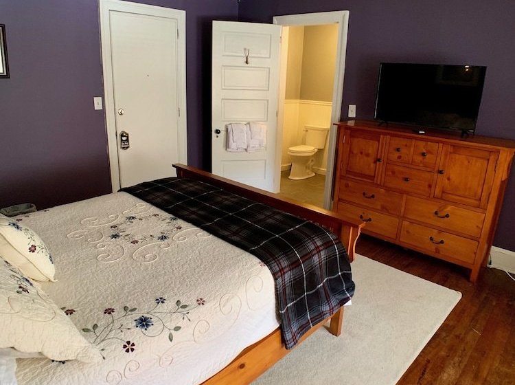 Treehouse Village Inn