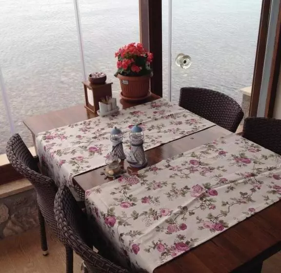 Assos Nazan Motel Restoran Beach