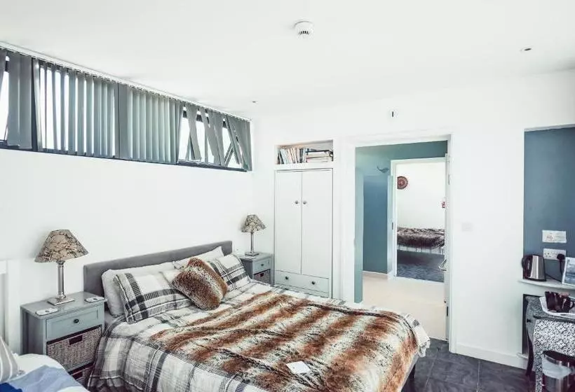 هتل Clophill Eco Lodges