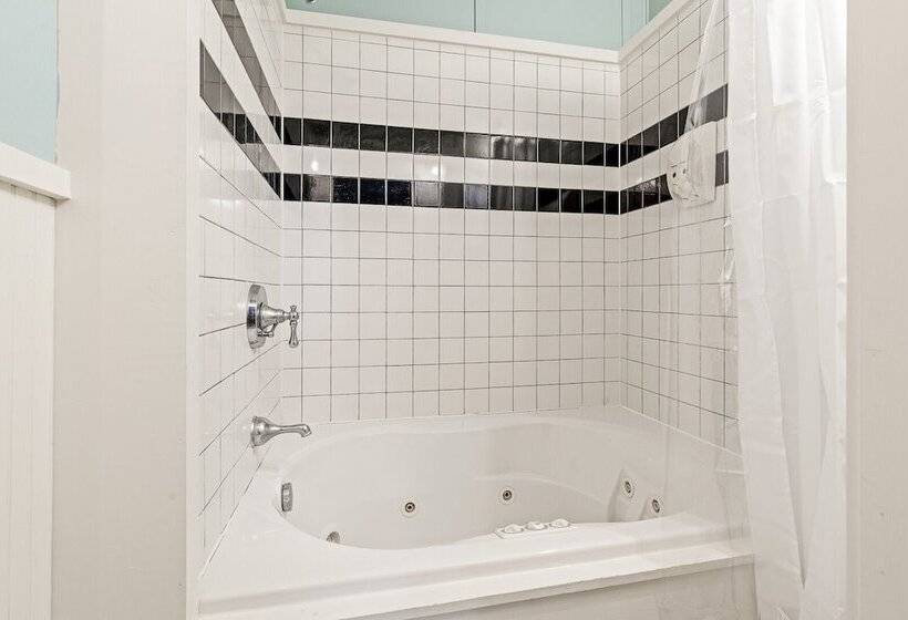 ホテル Nags Head Beach Inn By Kees Vacations