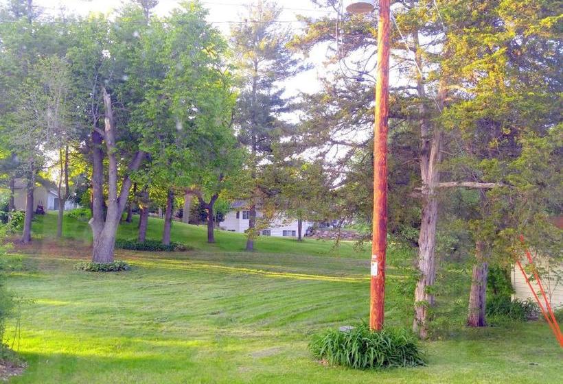 모텔 The Usonian Inn Llc