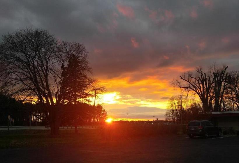 모텔 The Usonian Inn Llc