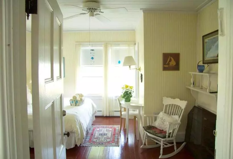 تختخواب و صبحانه The Shore Path Cottage