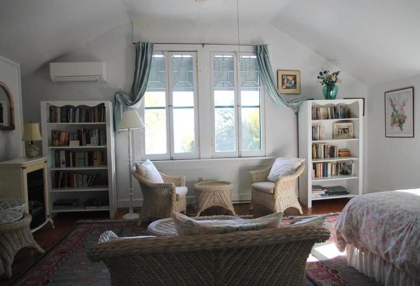 تختخواب و صبحانه The Shore Path Cottage