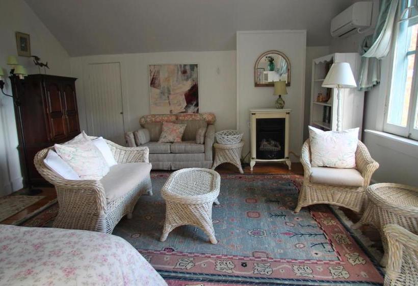 تختخواب و صبحانه The Shore Path Cottage