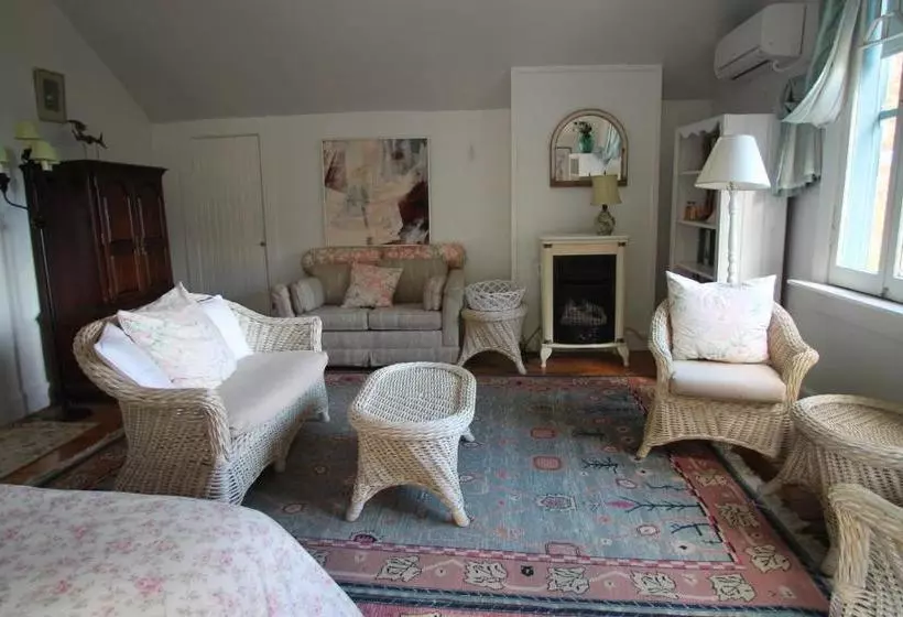 تختخواب و صبحانه The Shore Path Cottage