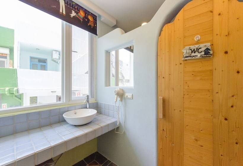 تختخواب و صبحانه Yellow Submarine